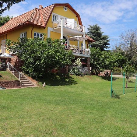 Gyoengyoem Apartman Balatonalmadi Bagian luar foto