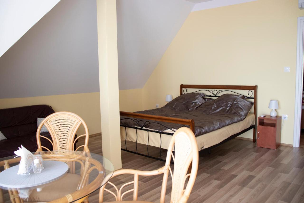Gyoengyoem Apartman Balatonalmadi Bagian luar foto