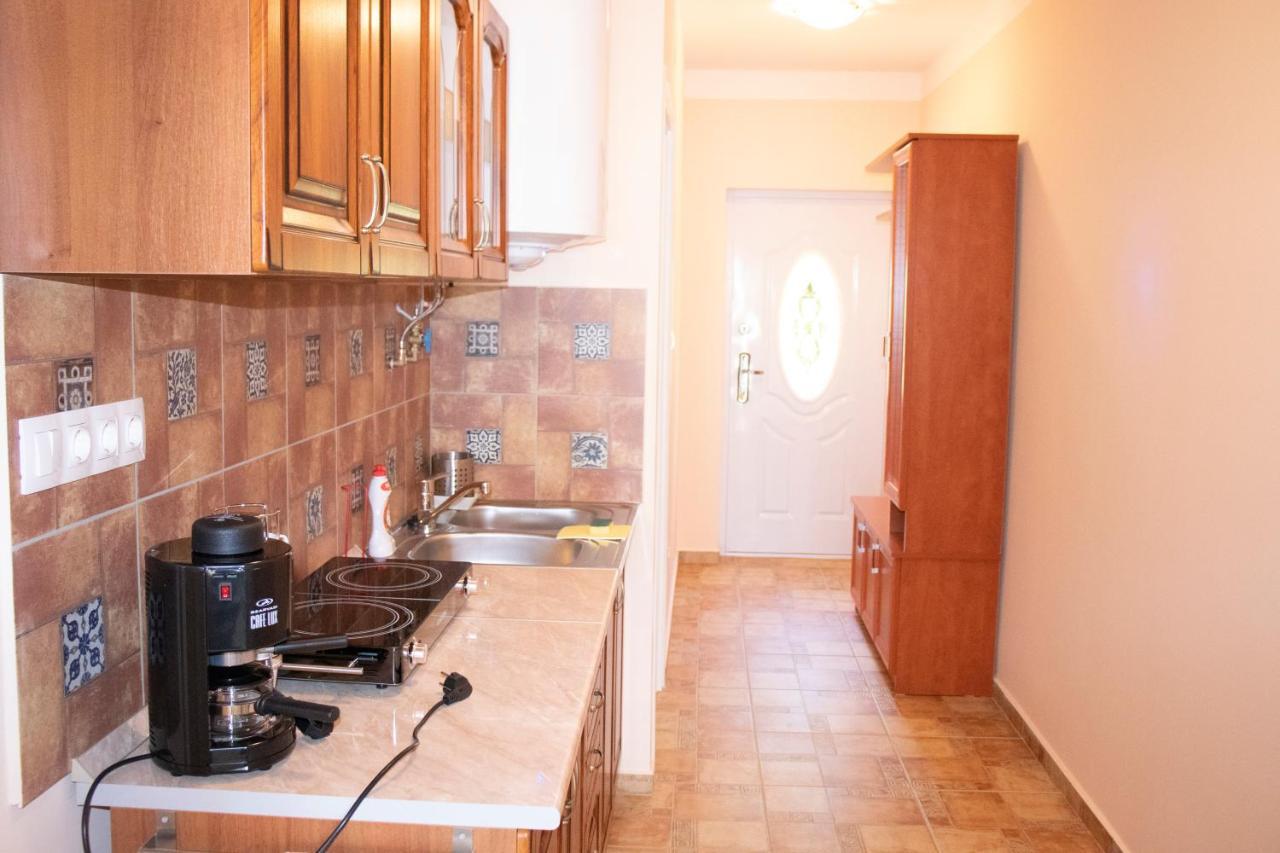 Gyoengyoem Apartman Balatonalmadi Bagian luar foto