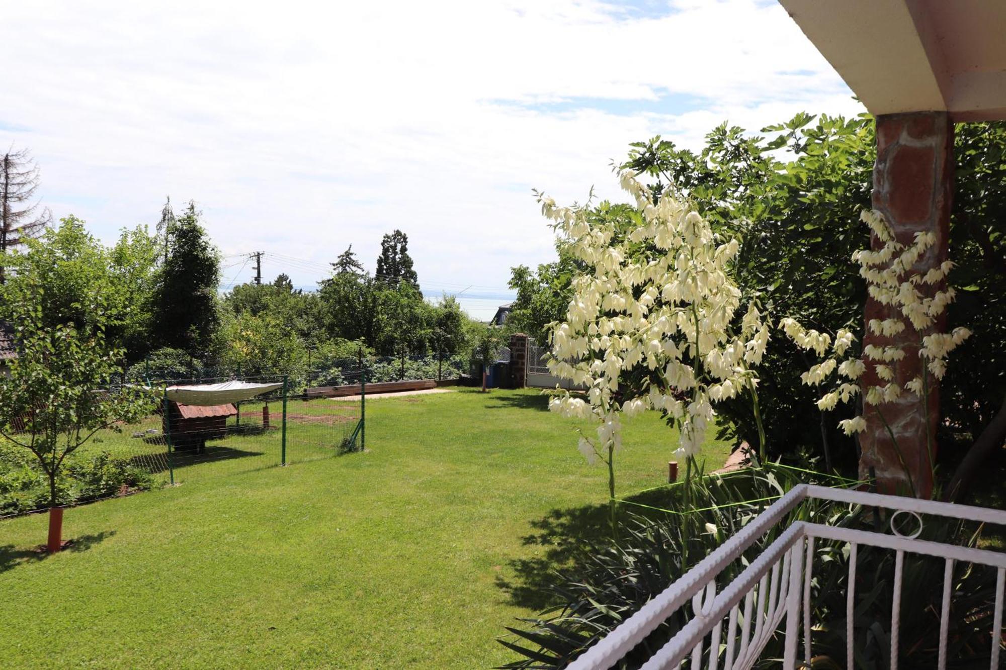 Gyoengyoem Apartman Balatonalmadi Bagian luar foto