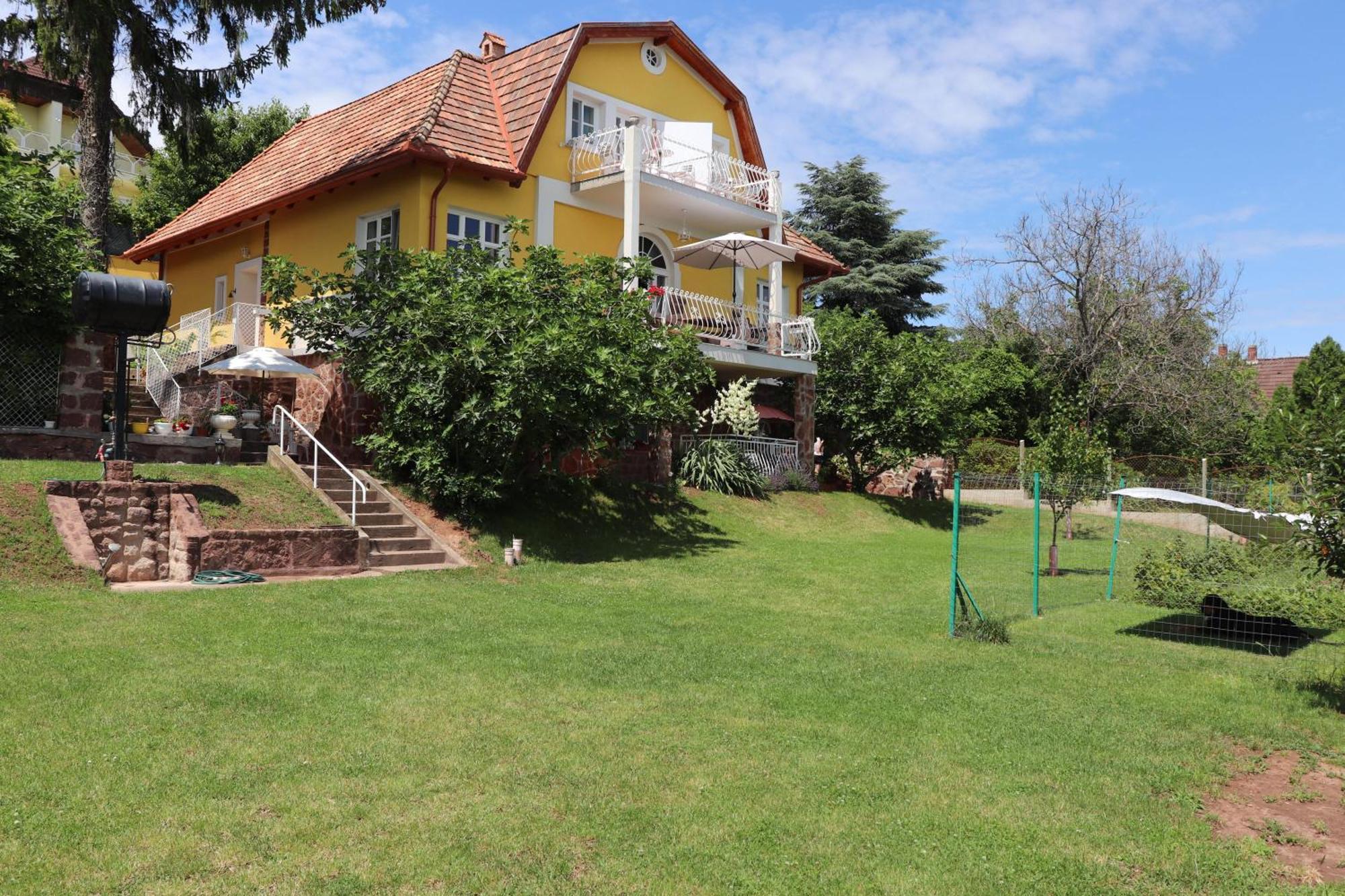 Gyoengyoem Apartman Balatonalmadi Bagian luar foto