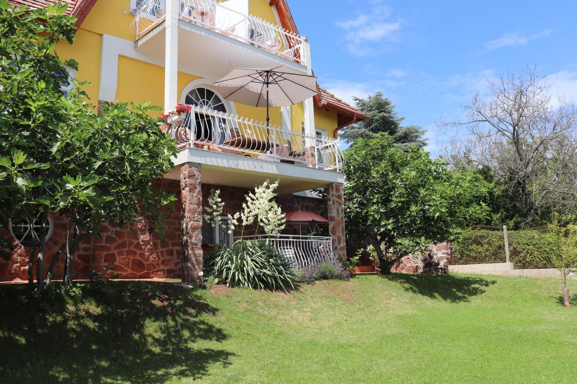 Gyoengyoem Apartman Balatonalmadi Bagian luar foto