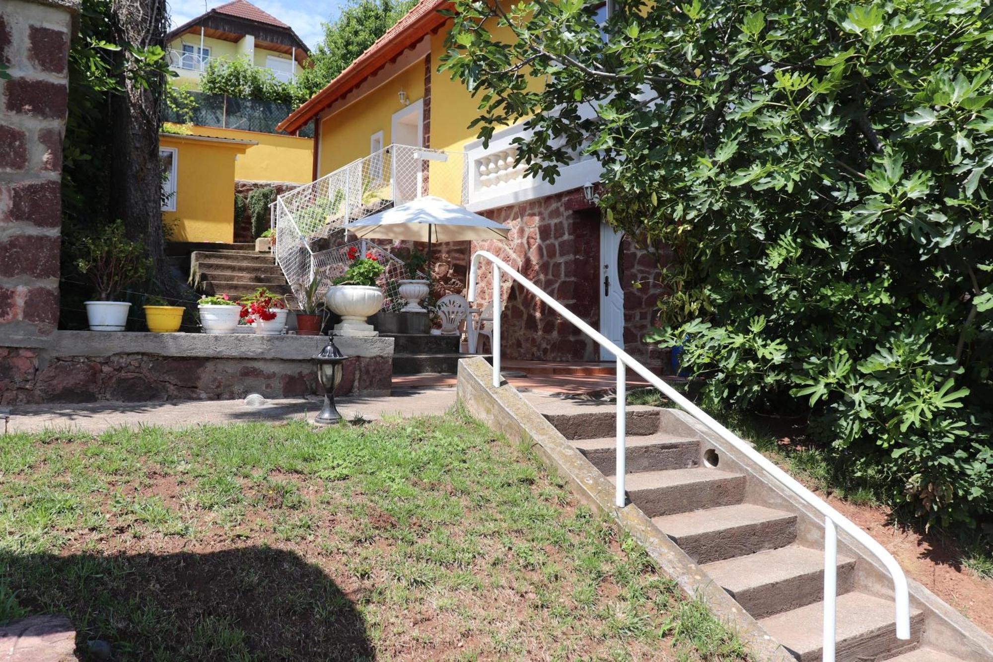 Gyoengyoem Apartman Balatonalmadi Bagian luar foto