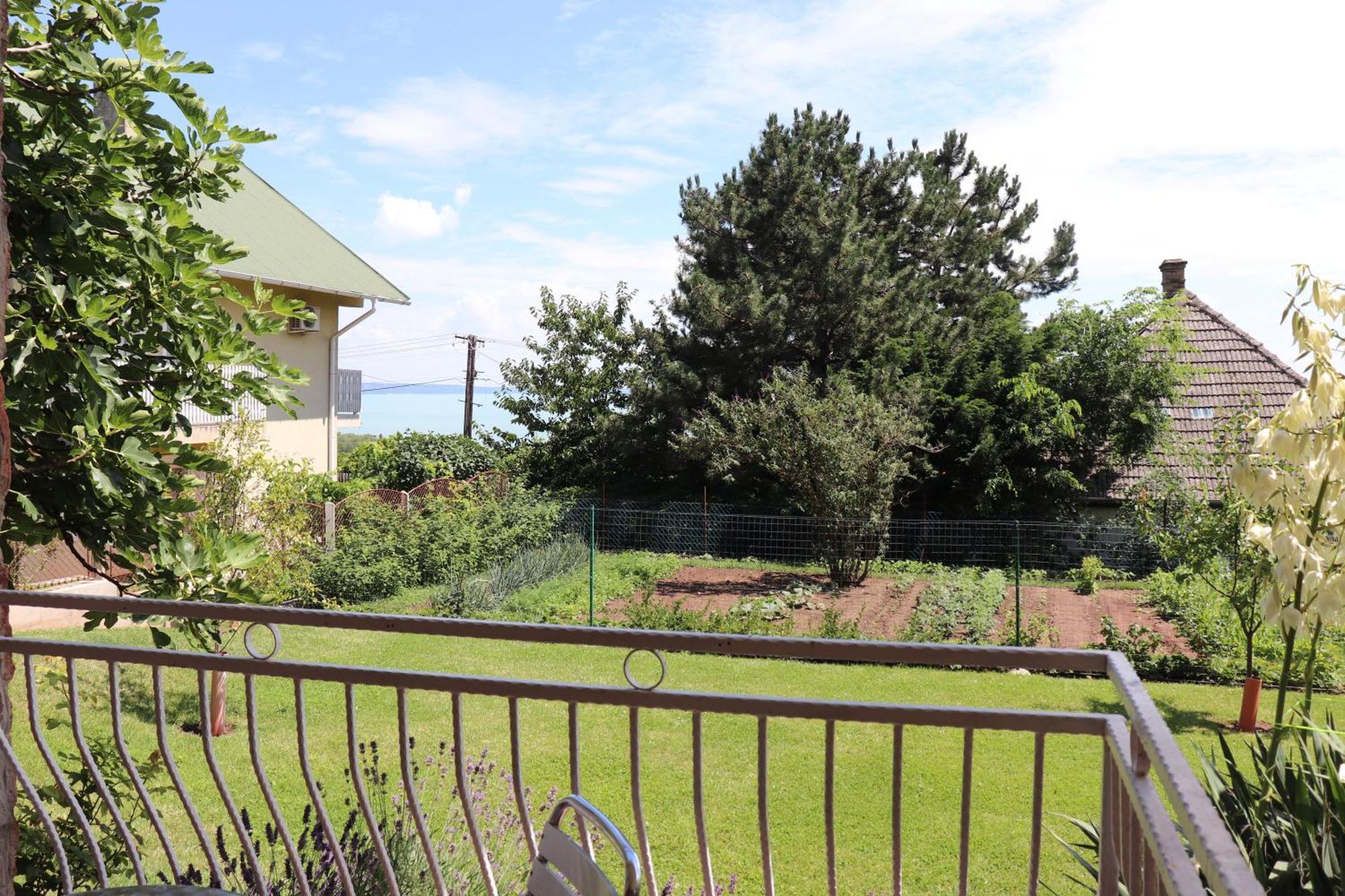 Gyoengyoem Apartman Balatonalmadi Bagian luar foto